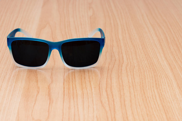 Синій сонцезахисні окуляри
.  - Фото, зображення