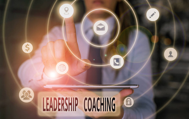 Signo de texto que muestra Liderazgo Coaching. Foto conceptual proceso individualizado que construye un líder s es la capacidad
. - Foto, imagen