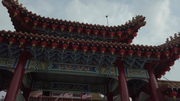 Thean Hou temppeli kävely POV ylös portaita pääsisäänkäynnin buddhalainen temppeli. Tunnetaan yhtenä Kaakkois-Aasian vanhimmista ja suurimmista temppeleistä.
. - Materiaali, video
