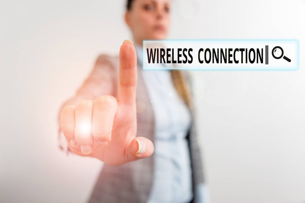 Conceptual hand writing showing Wireless Connection. Business photo showcasing there is no physical wired connection between networks Digital business concept with business woman. - Foto, afbeelding