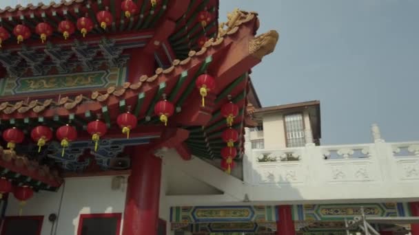 Świątynia Thean Hou spogląda w górę na pagodę przechodzącą na lewo. Znany jako jedna z najstarszych i największych świątyń w Azji Południowo-Wschodniej - Materiał filmowy, wideo