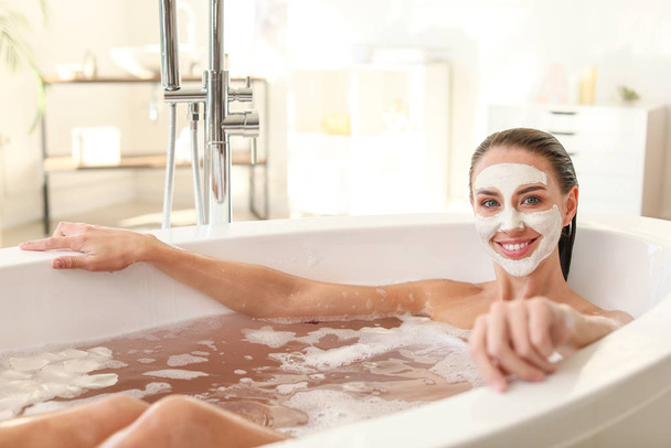 Kaunis nuori nainen rentouttava kylpyammeessa - Valokuva, kuva