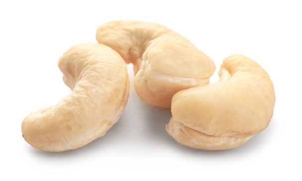 Maukkaita cashewpähkinöitä valkoisella taustalla
 - Valokuva, kuva