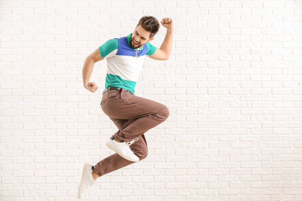 Jumping junger Mann auf weißem Hintergrund - Foto, Bild