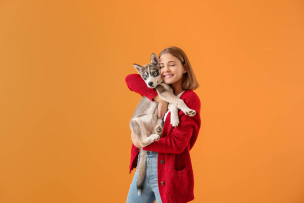 Симпатична дівчина-підліток зі смішним щеням на кольоровому фоні
 - Фото, зображення