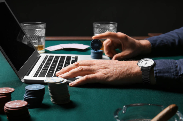 Kypsä liikemies pelaa pokeria verkossa, lähikuva
 - Valokuva, kuva
