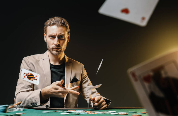 Jeune homme jouant au casino
 - Photo, image