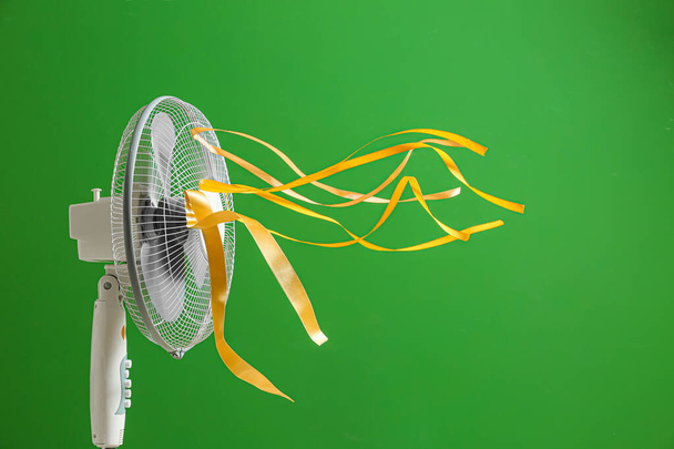 Elektromos ventilátor villogó szalagok színes háttér - Fotó, kép