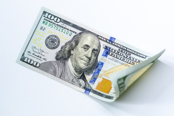 Notas de USD 100 dólares sobre fundo branco isolado, Moeda em dinheiro dos Estados Unidos (EUA), Dólar em dólares em notas bancárias, Conceito de negócios e finanças
. - Foto, Imagem