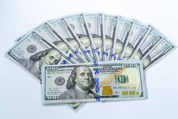 Банкноты по 100 долларов США на группе денег выделены на белом фоне. Концепция бизнеса и финансов
. - Фото, изображение