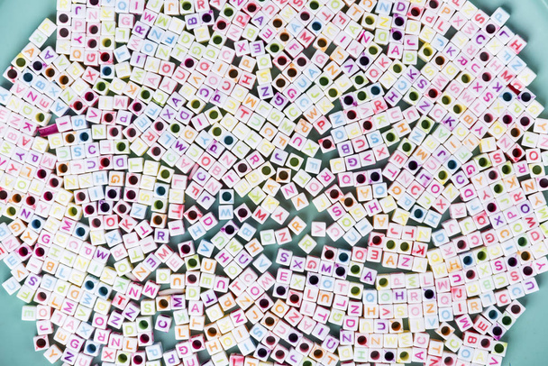 Square aakkoset kirjainhelmiä monivärinen merkkiä
 - Valokuva, kuva