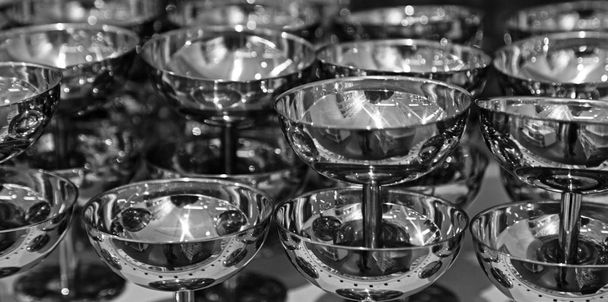 Silberbecher übereinander gestapelt im Regal eines Kaufhauses - Foto, Bild