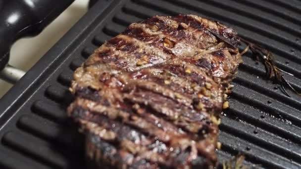 Sappige chuck eye roll steak, een groot stuk gemarineerd gegrild vlees.  - Video