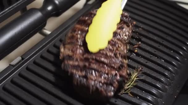 Šéfkuchař si vezme steak z kuřecího oka připravený k jídlu, šťavnaté grilované marinované maso.  - Záběry, video