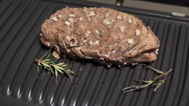 Chuck Eye Roll saftig appetitlich Steak auf einem heimischen Elektrogrill saftig gegrilltes mariniertes Fleisch. - Filmmaterial, Video