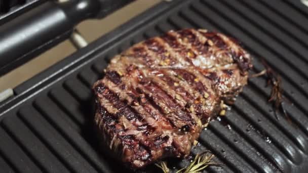 Eetlust chuck eye roll steak klaar om te eten, sappig gegrild gemarineerd vlees. - Video