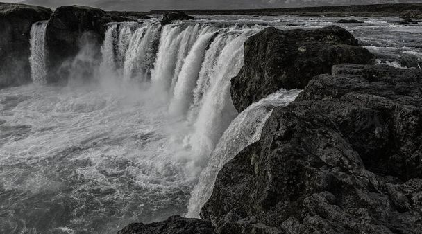 Godafoss es una hermosa cascada islandesa. Se encuentra en el norte de la isla, ruta turística Anillo de Oro de Islandia
 - Foto, imagen