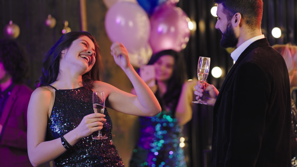 Adolescentes comemorando festa noite do baile senhora bonita e cara ter uma bela conversa segurando copo de champanhe eles sorrindo e se sentindo ótimo. Tiro em ARRI Alexa Mini
 - Filmagem, Vídeo