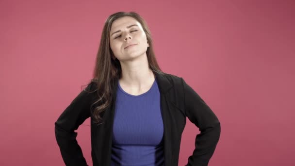 Portrait of a happy woman with closed eyes against pink background - Imágenes, Vídeo