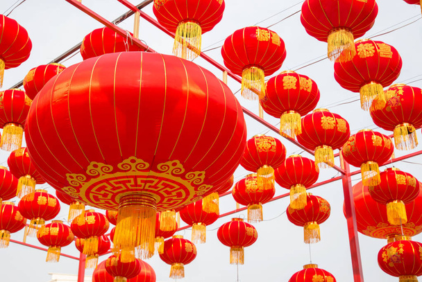 Serie di lanterne rosse cinesi circolari. Lampade isolate su bianco Ba
 - Foto, immagini