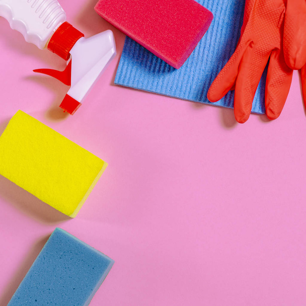 Красочный набор для очистки различных поверхностей в кухне, ванной комнате и других помещениях. Концепция услуги уборки
 - Фото, изображение
