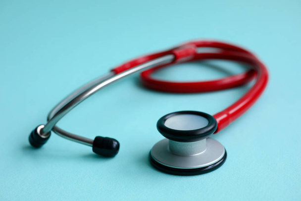 Červený lékař stetoskop na modrém moderním pozadí - Fotografie, Obrázek