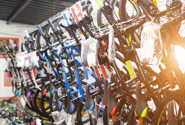 Mağazada spor bisikleti satmak. Sağlıklı yaşam tarzı konsepti, dağ ve yol bisikletleri, arka plan - Fotoğraf, Görsel