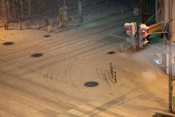 豪雪は千歳市の冬の夜に道路を覆いました。 - 写真・画像