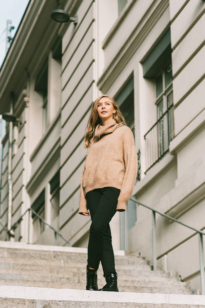 Portrait de mode de rue de jeune belle femme portant pull col roulé beige
 - Photo, image