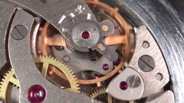 O interior de um relógio mecânico de trabalho
 - Filmagem, Vídeo