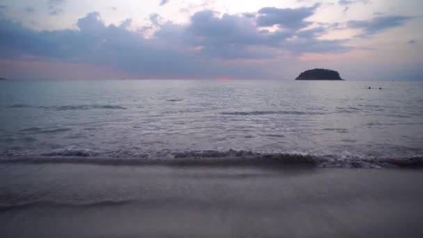 sladký západ slunce na pláži Kata Phuket Thajsko - Záběry, video