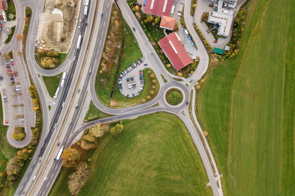 Luftaufnahme von der Autobahn mit fahrendem Auto - Foto, Bild