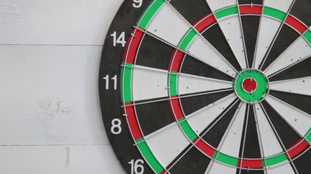 Succesvolle worp van rode pijl in het centrum van sport dart en doel wordt geraakt, Close-up bekijken - Video