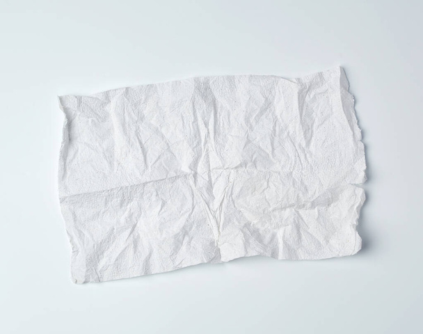 τσαλακωμένο σχισμένο μαλακό λευκό φύλλο χαρτιού πετσέτα με μπούκλες γωνία - Φωτογραφία, εικόνα