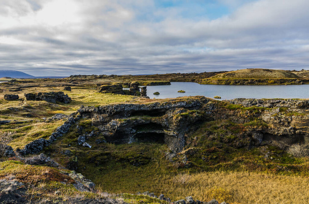 Island, Europa, die einzigartige Natur von Island, die außergewöhnlichen geologischen Eigenschaften des Myvitn-Sees, wo die Dreharbeiten zum Film "Game of Thrones" stattfanden - Foto, Bild