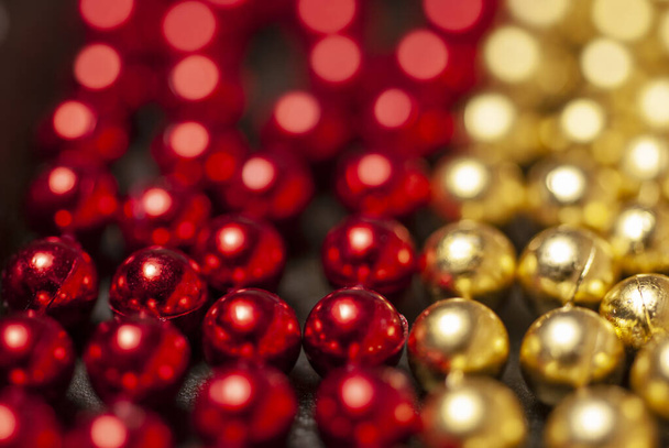 γιρλάντες-χάντρες από κόκκινο και χρυσό χρώμα - Φωτογραφία, εικόνα