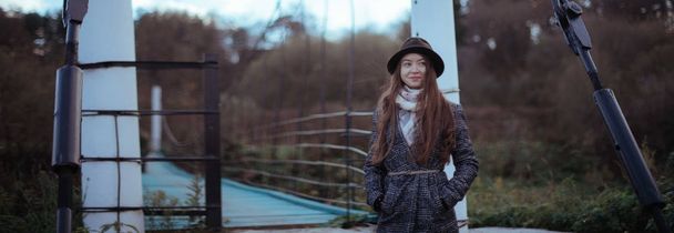 junge Frau auf einer großen Hängebrücke im Dorf. - Foto, Bild