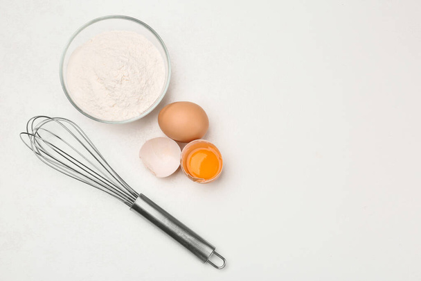 Επίπεδη σύνθεση ωοτοκίας με ωμά αυγά στο λευκό τραπέζι, χώρος για κείμενο. Πίτα ψησίματος - Φωτογραφία, εικόνα