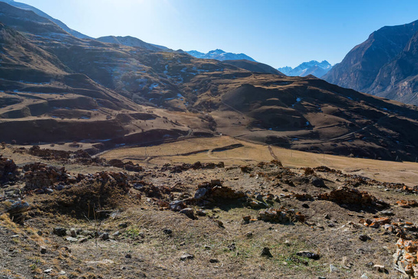 Vue lointaine restes de pierre de vieux village balkar abandonné dans le Caucase du Nord
 - Photo, image