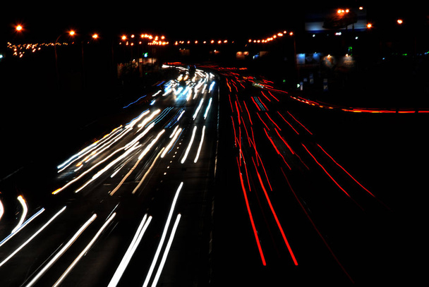 autojen ajovalot nopeudella
 - Valokuva, kuva