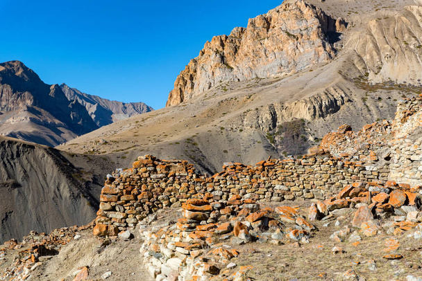 Resti in pietra del vecchio villaggio abbandonato di Balkar nel Caucaso settentrionale
 - Foto, immagini
