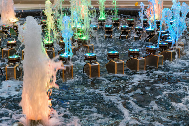Fontaine avec illuminations colorées au centre commercial fermer
 - Photo, image
