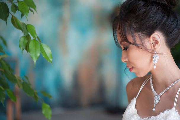 Porträt der asiatischen Braut im weißen Kleid - Foto, Bild