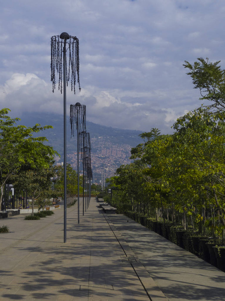 Pasaje para caminar en Medellin parques del rio con sol de verano - 写真・画像
