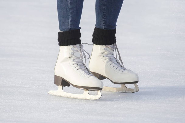 氷の輪の上でアイススケートをしている女の子の足は - 写真・画像