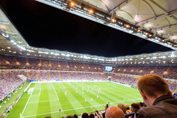 Spetators na fotbalovém zápase na moderním stadionu zadní pohled - Fotografie, Obrázek