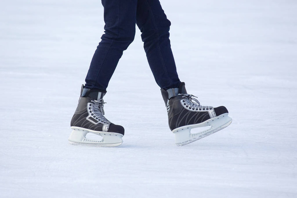 Buz pateni pistinde kayan bir adamın bacakları. Hobiler ve spor. Vacati - Fotoğraf, Görsel