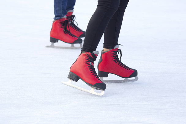 ноги в червоних ковзанах на ковзанах. Хобі та спорт. Відпочинок
 - Фото, зображення