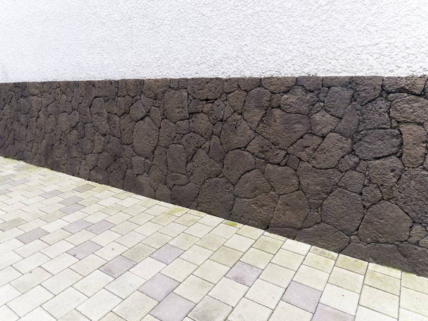 Pared de Piedra desde diferentes ngulos, con cemento blanco y piso de ladrillos grises - Foto, afbeelding