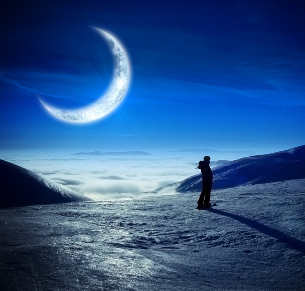 winter Sterrennacht in bergen met fantastische maan - Foto, afbeelding